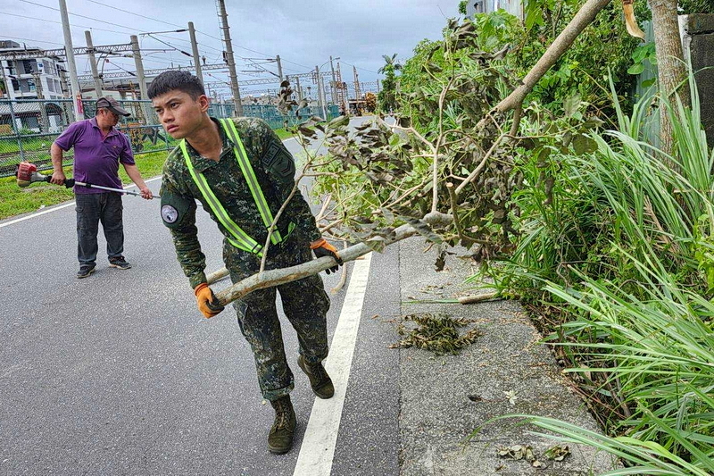 20240730新城鄉環保志工及國軍弟兄協助凱米颱風後的環境整理-002.jpg