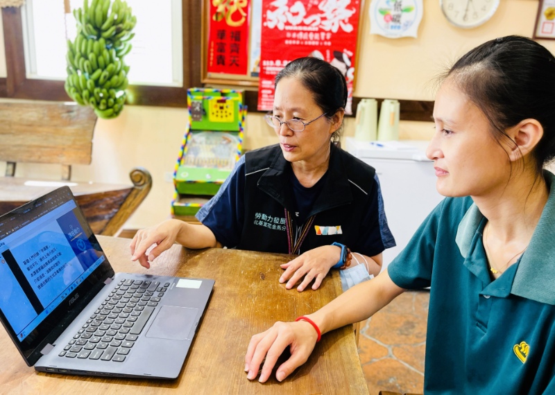 北分署安排專人協助申請穩僱訓獎計畫企業透過勞動力發展數位服務平台完成申請程序並安排員工線上學習.jpg